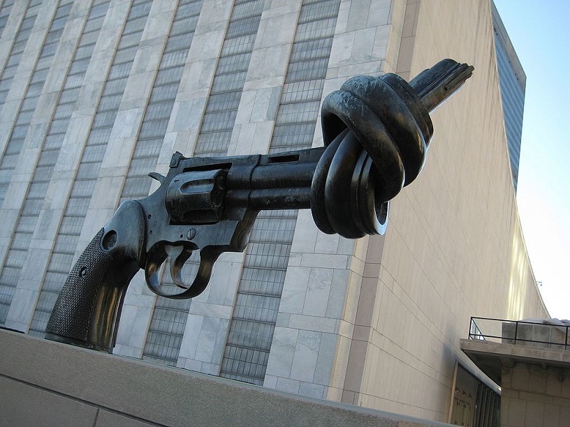 statue of gun with knotted barrel
