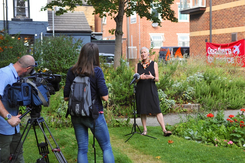 2 journalists, 1 camera, interview Juliet Prager