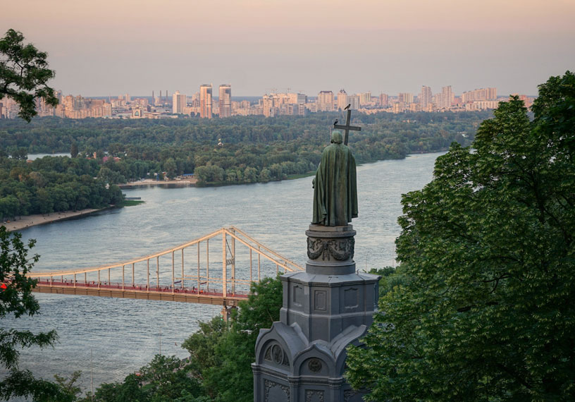 A statue overlooking Kyiv 