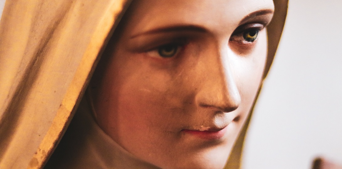 Close up photo of the head of a statue of a middle-eastern woman