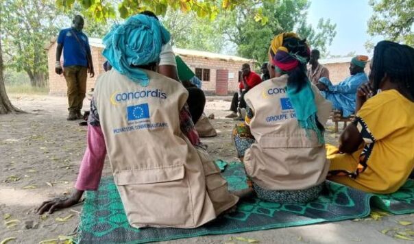 Two women in tabards reading Concordis